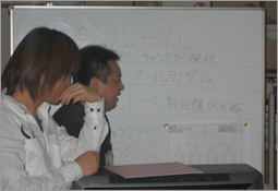 ホワイトボードになぐり書きされた大会ルール。